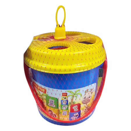 هرم الاكواب مع ملصقات